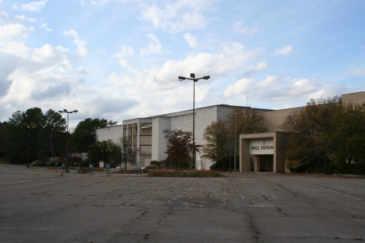 An abandoned mall in Augusta, Georgia (source: Wikicommons)